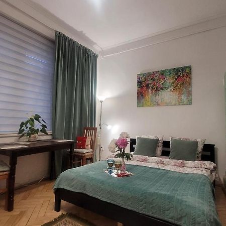 Central Apartment On Rynok Square Λβιβ Εξωτερικό φωτογραφία