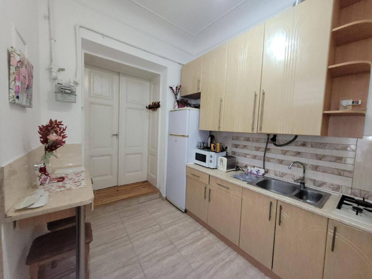 Central Apartment On Rynok Square Λβιβ Εξωτερικό φωτογραφία